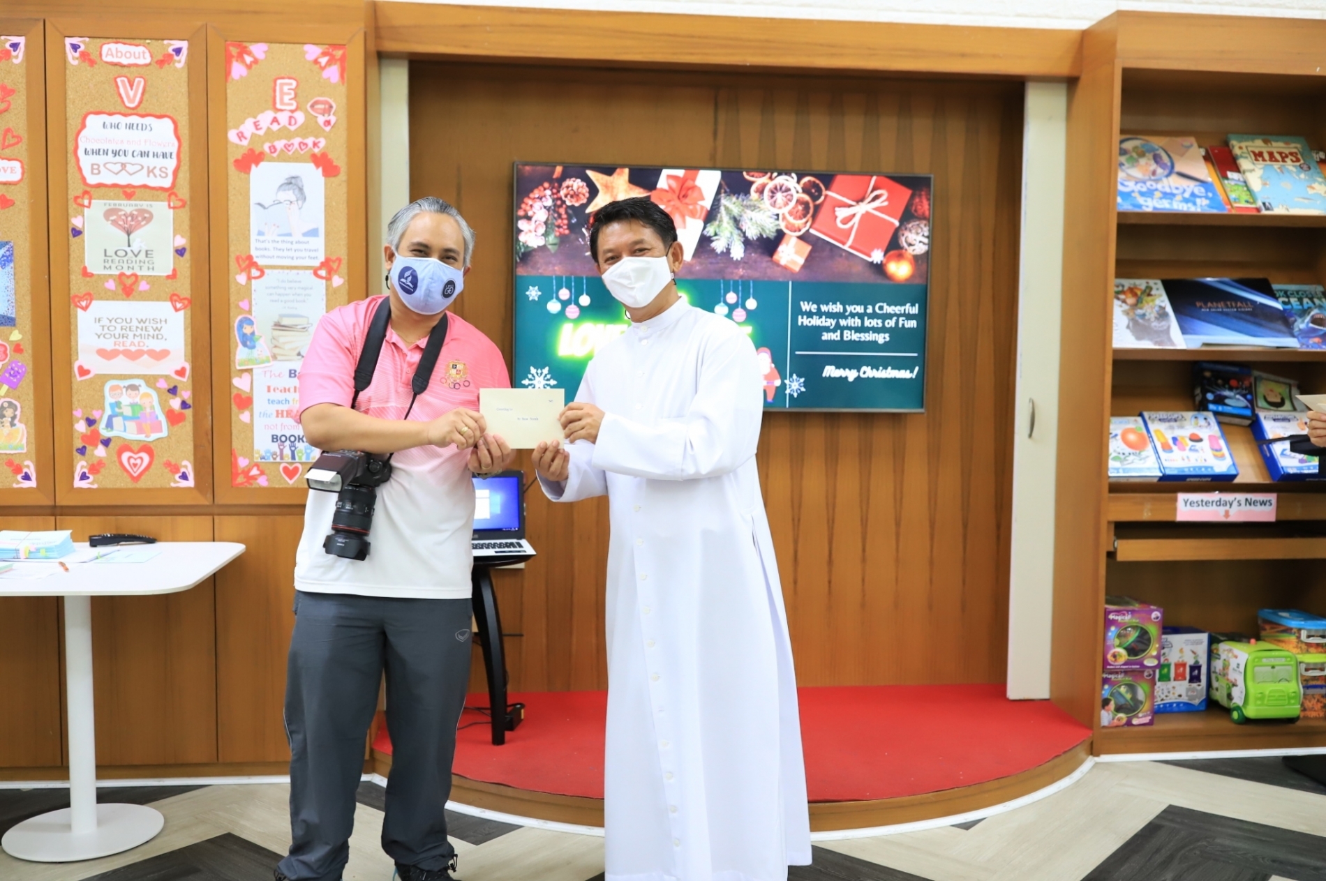 LINE_ALBUM_Merry Christmas foreign teachers_๒๑๑๒๒๕_0