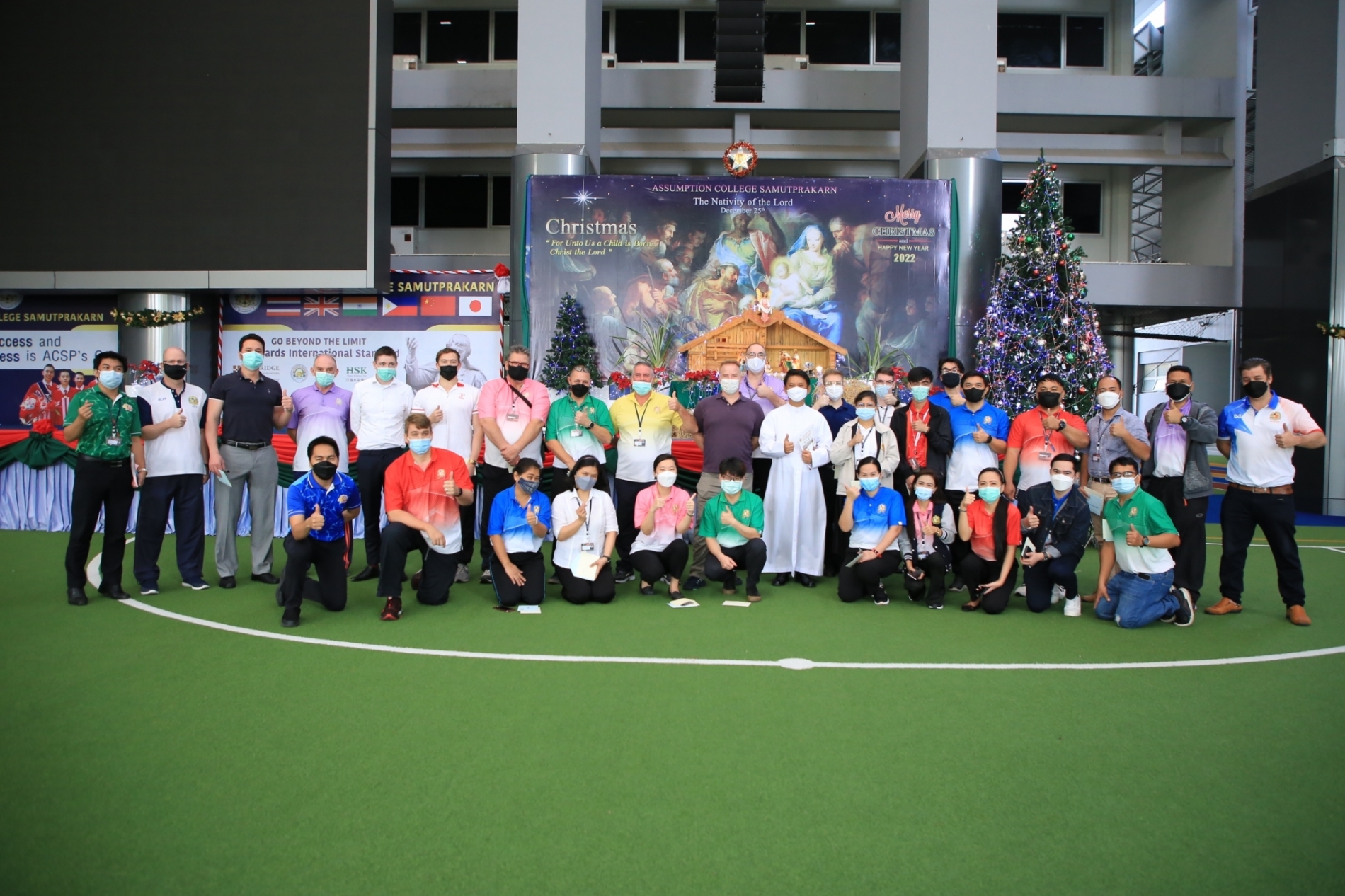 LINE_ALBUM_Merry Christmas foreign teachers_๒๑๑๒๒๕_13