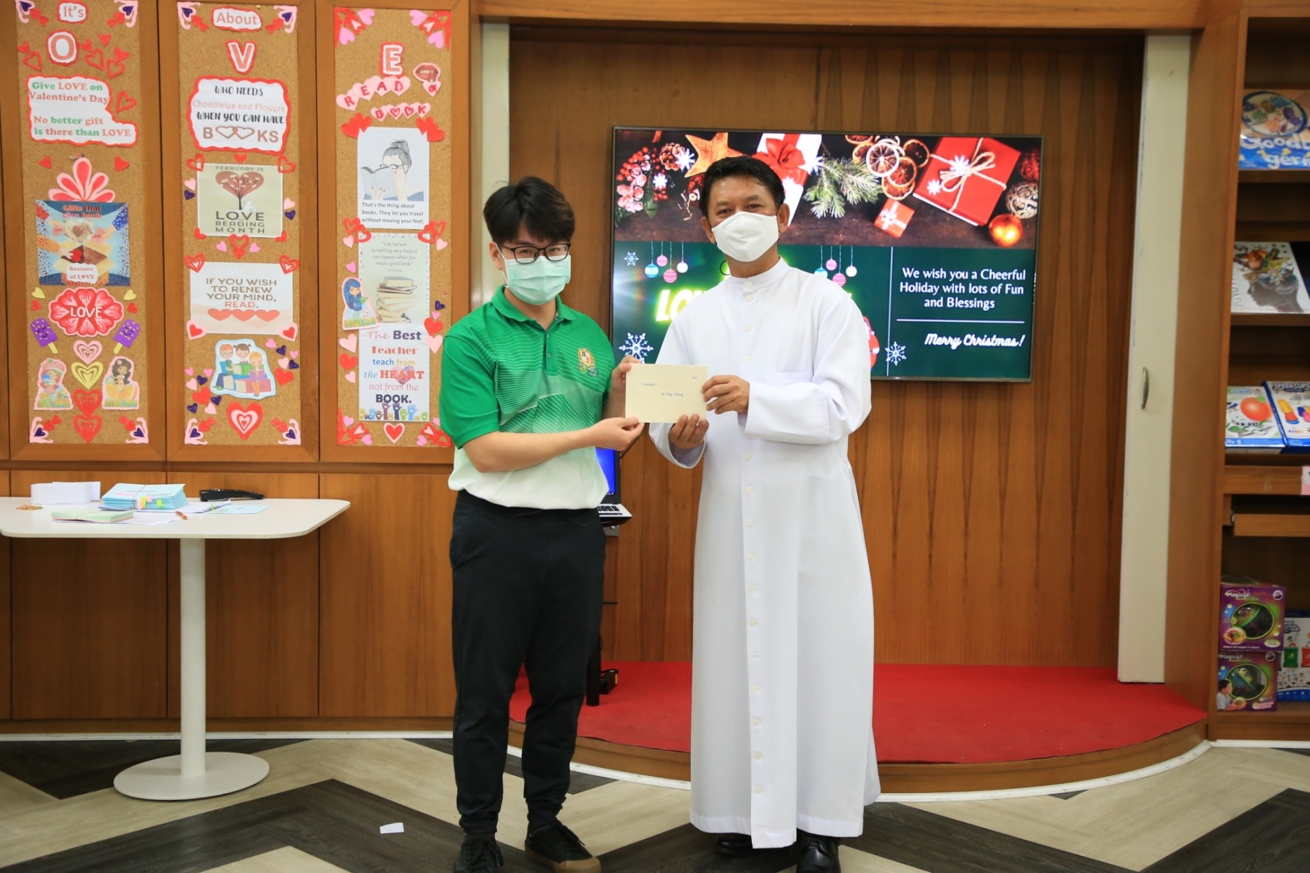 LINE_ALBUM_Merry Christmas foreign teachers_๒๑๑๒๒๕_23