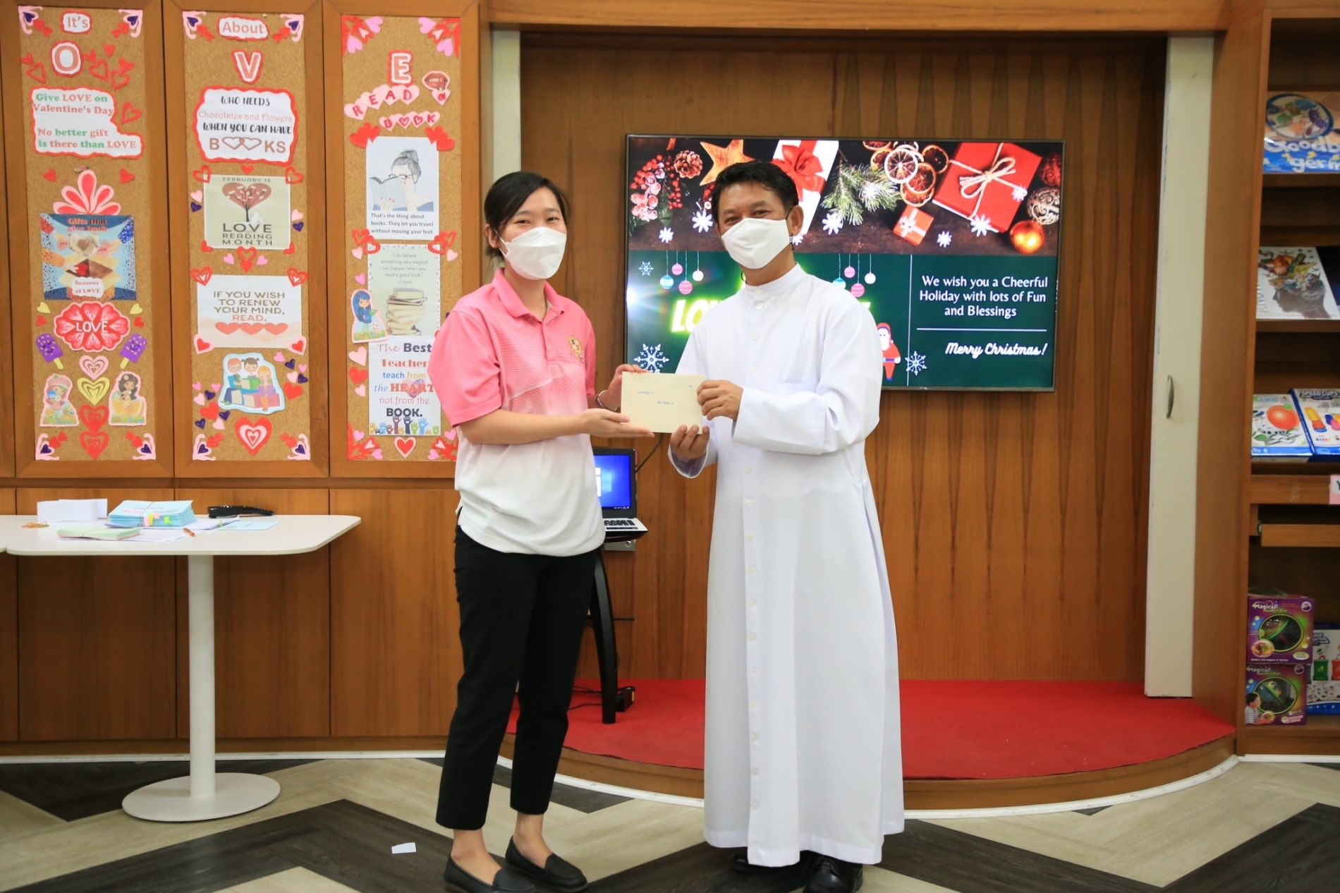 LINE_ALBUM_Merry Christmas foreign teachers_๒๑๑๒๒๕_24
