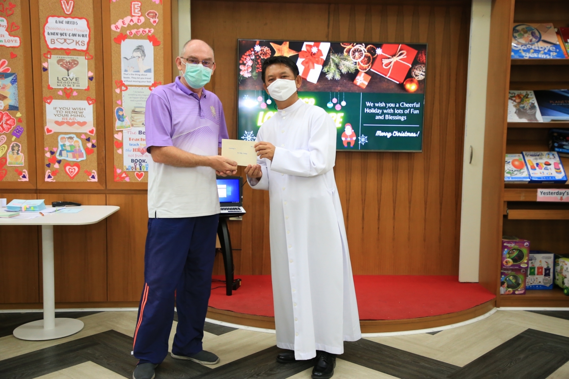 LINE_ALBUM_Merry Christmas foreign teachers_๒๑๑๒๒๕_26