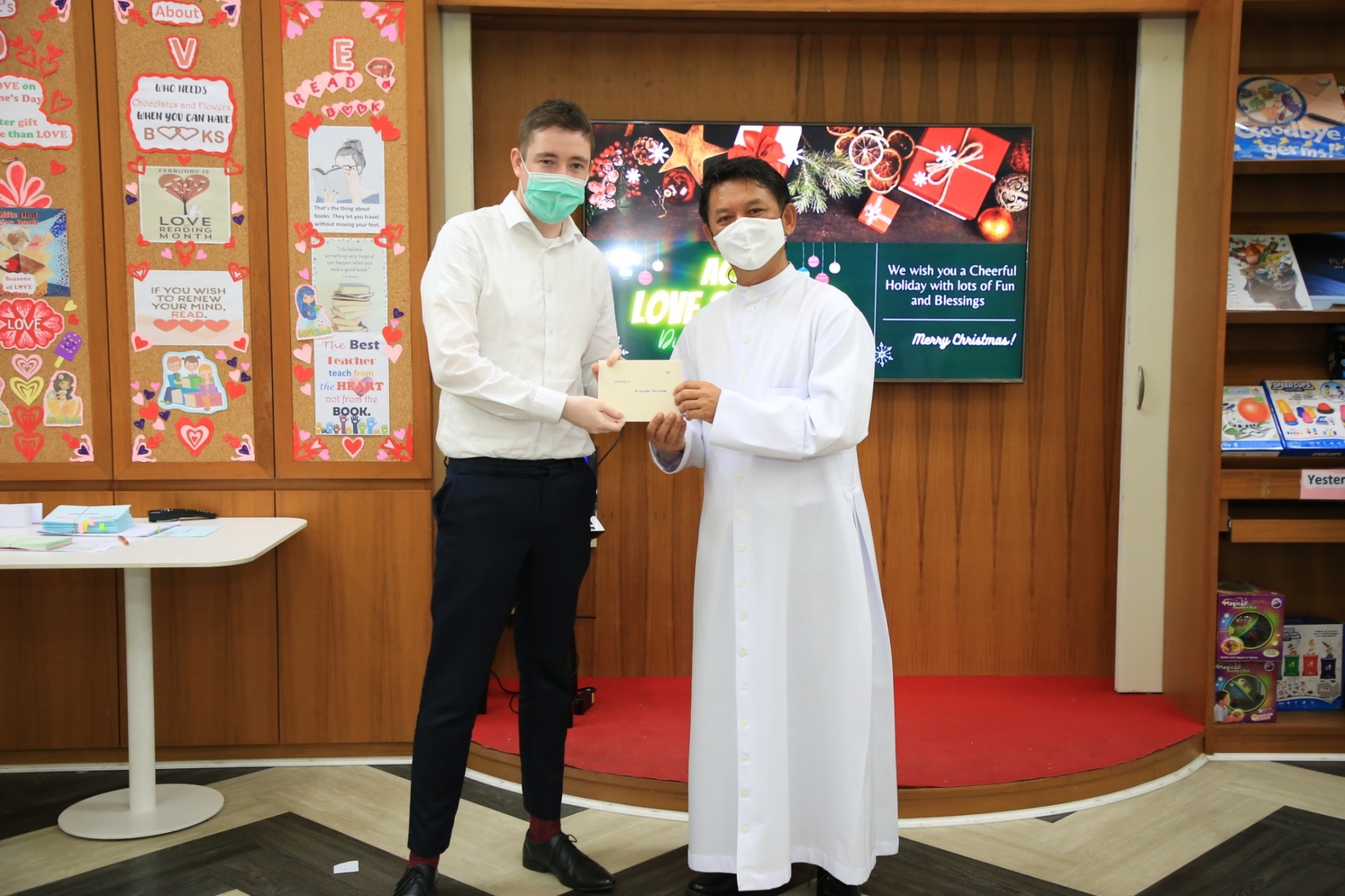 LINE_ALBUM_Merry Christmas foreign teachers_๒๑๑๒๒๕_30