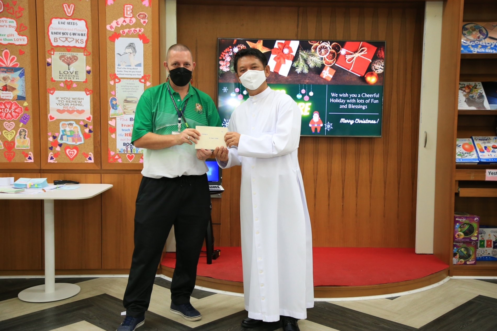 LINE_ALBUM_Merry Christmas foreign teachers_๒๑๑๒๒๕_31