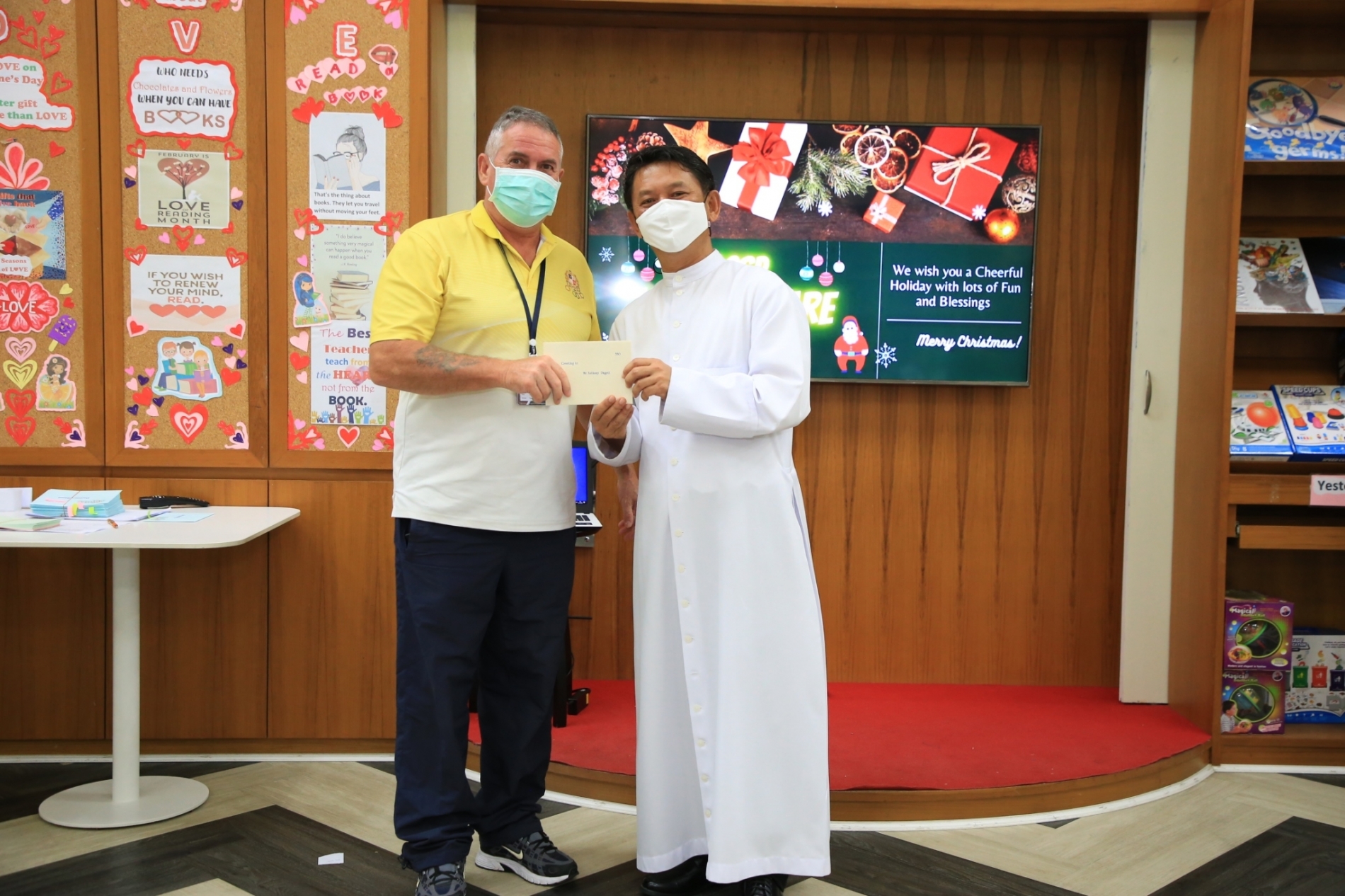 LINE_ALBUM_Merry Christmas foreign teachers_๒๑๑๒๒๕_32