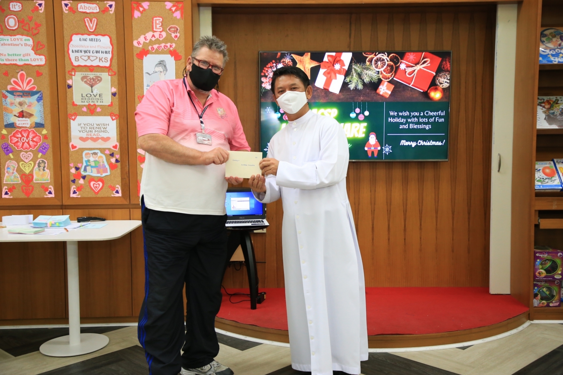 LINE_ALBUM_Merry Christmas foreign teachers_๒๑๑๒๒๕_33