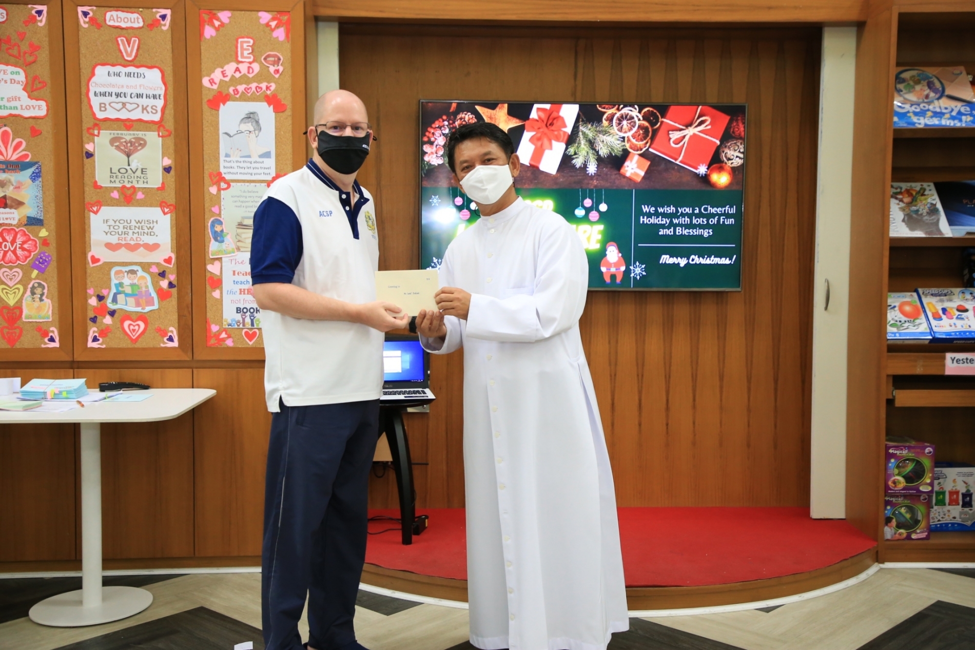 LINE_ALBUM_Merry Christmas foreign teachers_๒๑๑๒๒๕_36