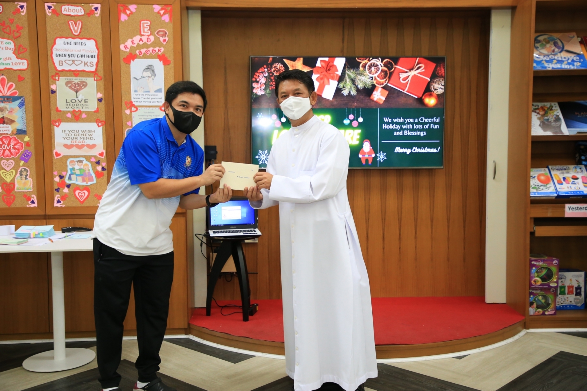 LINE_ALBUM_Merry Christmas foreign teachers_๒๑๑๒๒๕_37