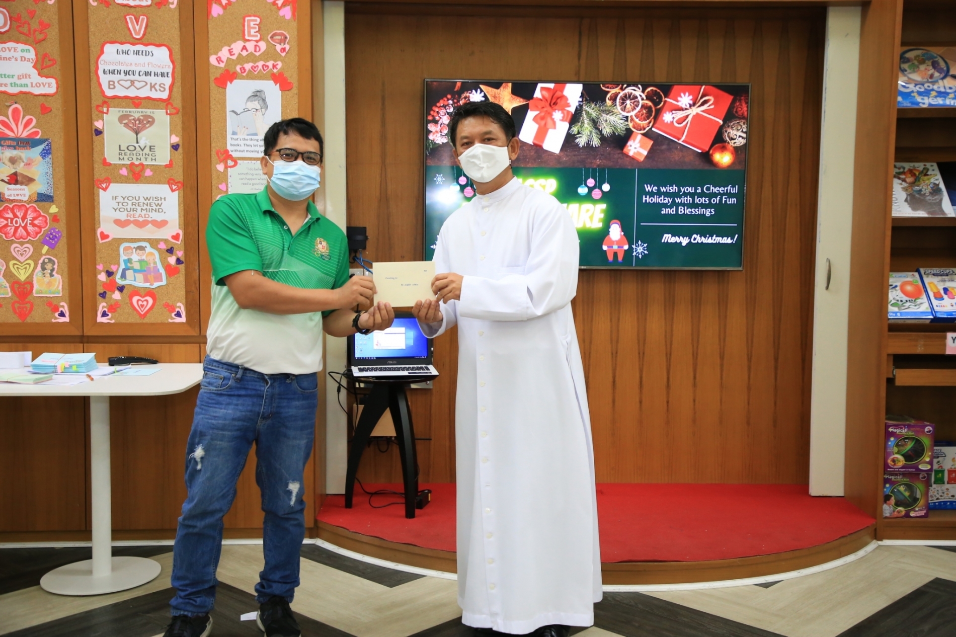 LINE_ALBUM_Merry Christmas foreign teachers_๒๑๑๒๒๕_38