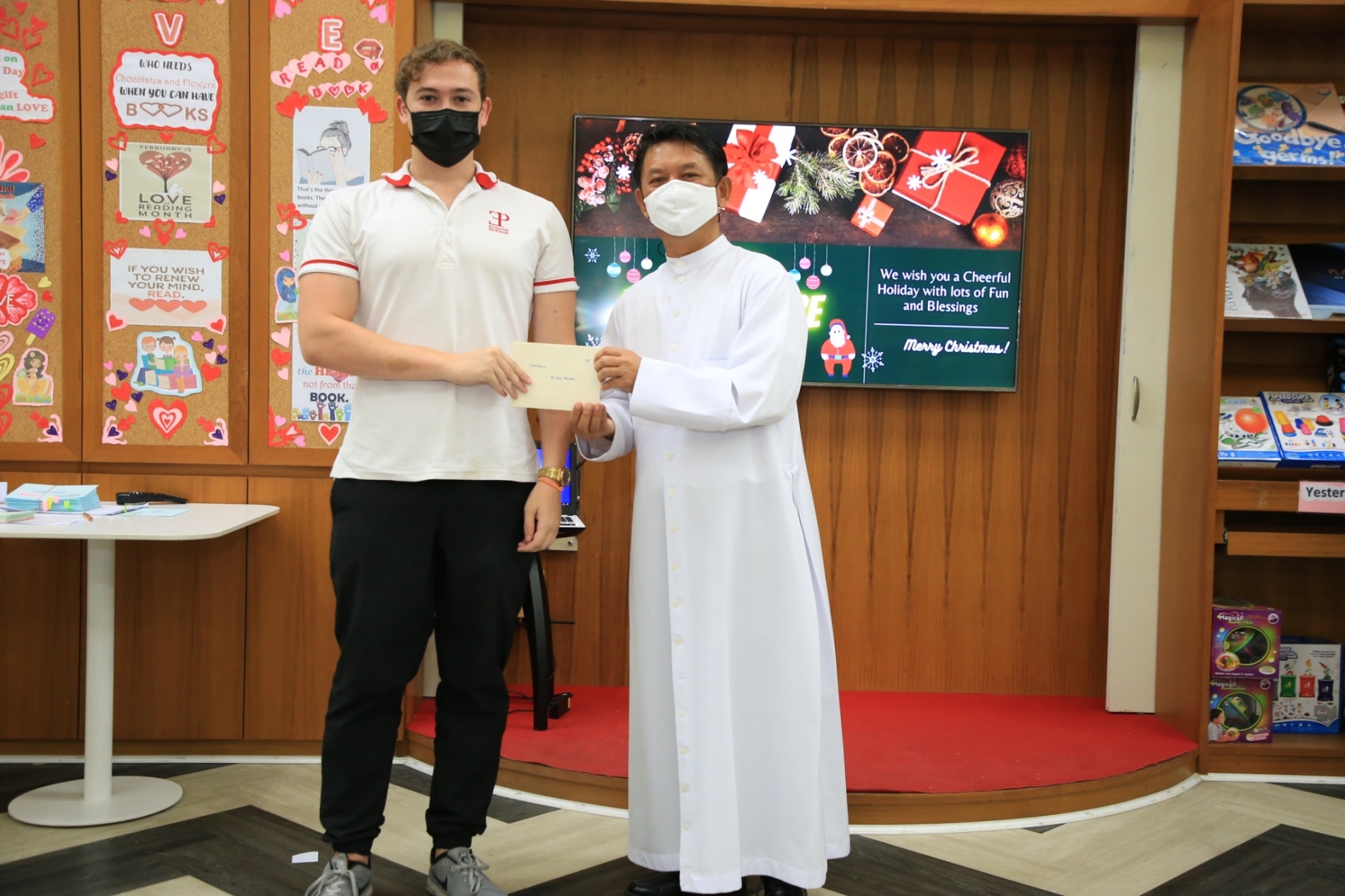 LINE_ALBUM_Merry Christmas foreign teachers_๒๑๑๒๒๕_39