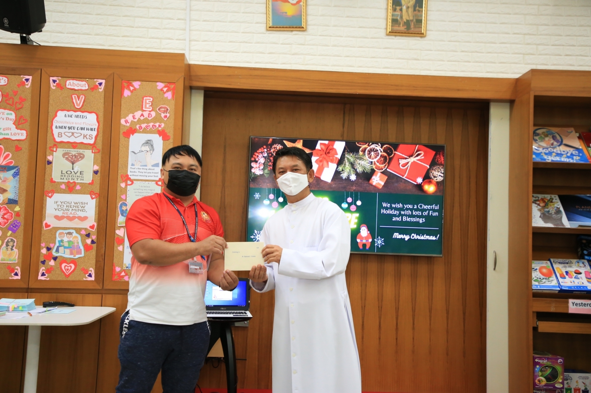 LINE_ALBUM_Merry Christmas foreign teachers_๒๑๑๒๒๕_40