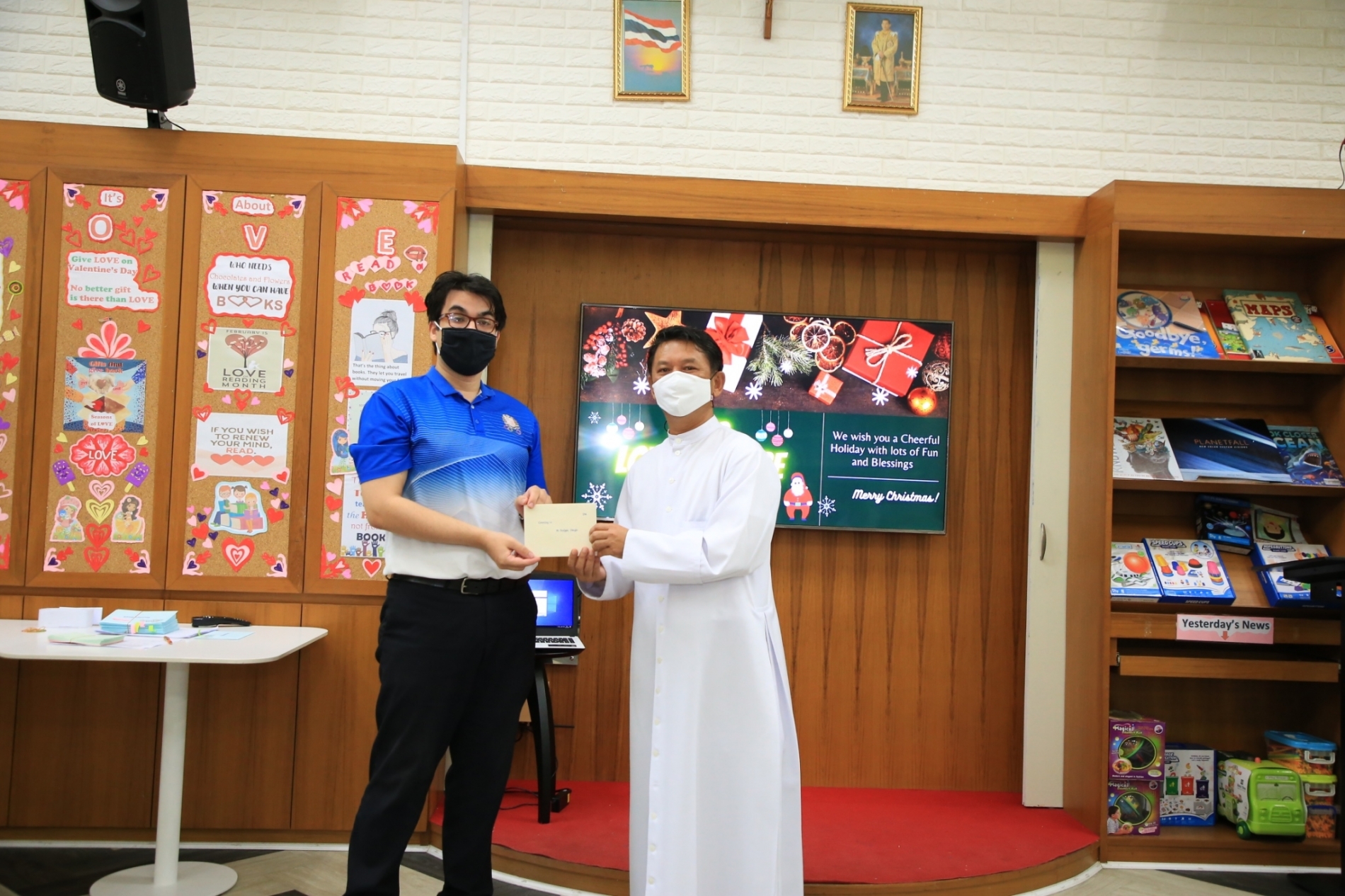 LINE_ALBUM_Merry Christmas foreign teachers_๒๑๑๒๒๕_45