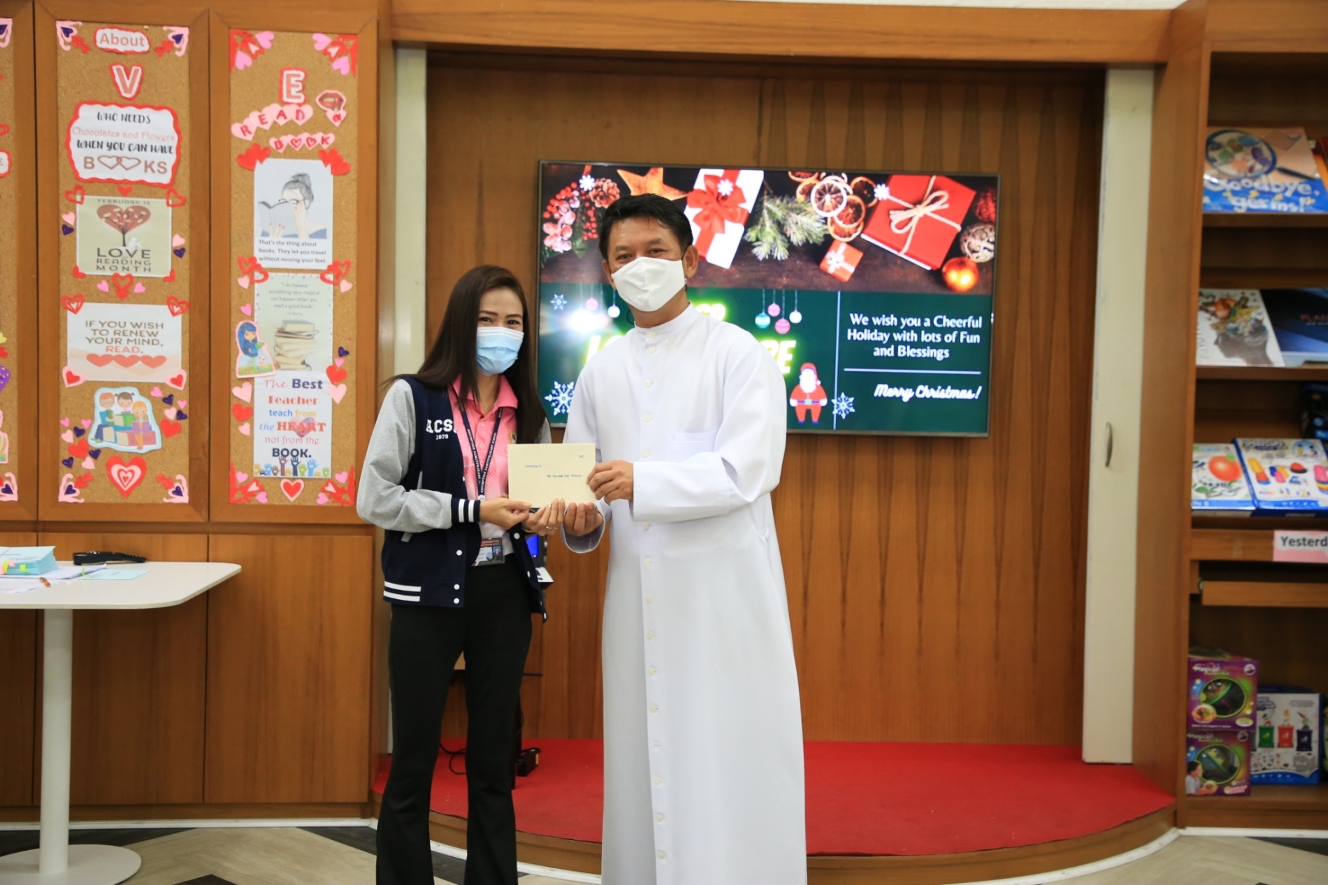 LINE_ALBUM_Merry Christmas foreign teachers_๒๑๑๒๒๕_46