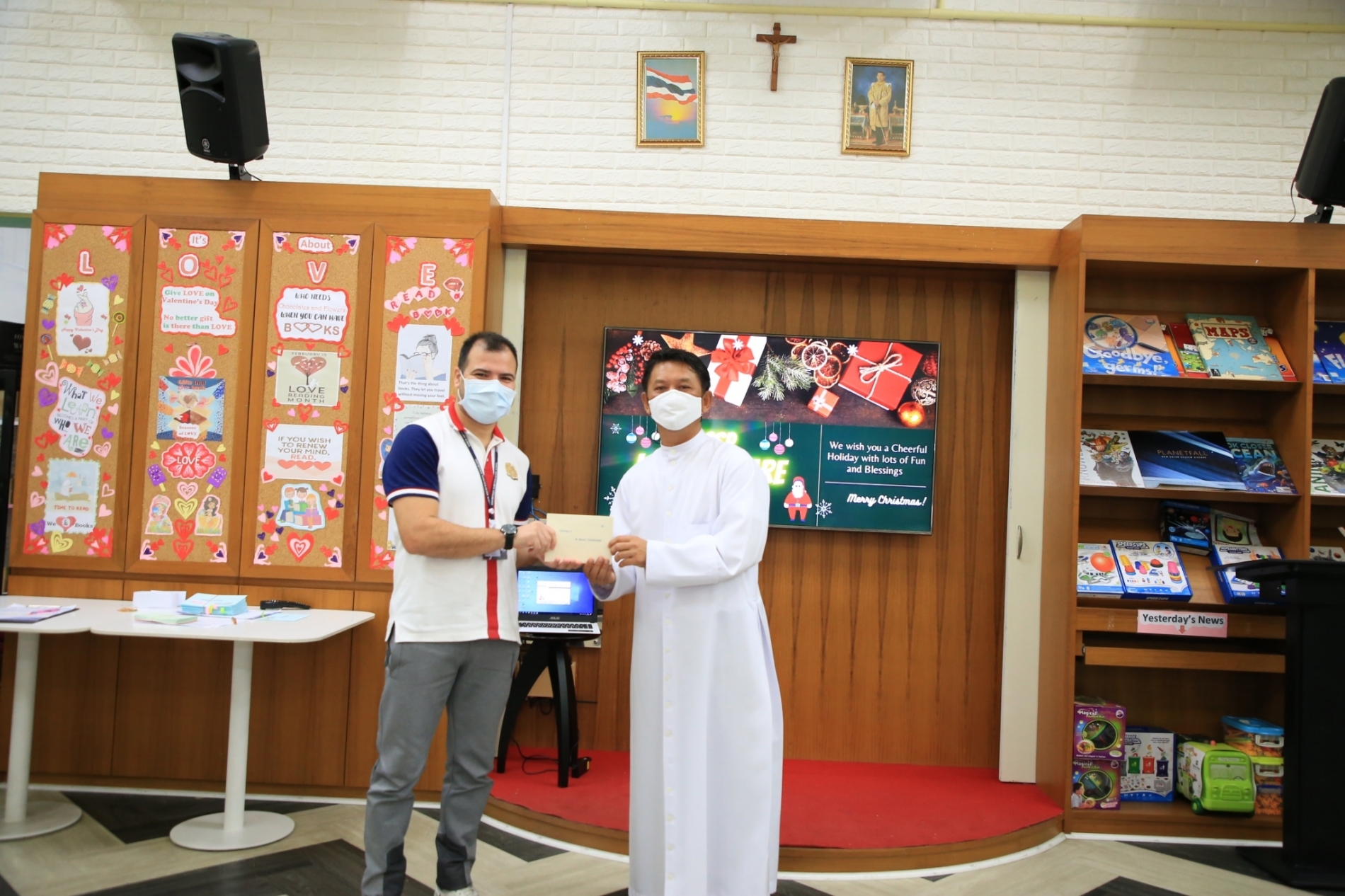 LINE_ALBUM_Merry Christmas foreign teachers_๒๑๑๒๒๕_48