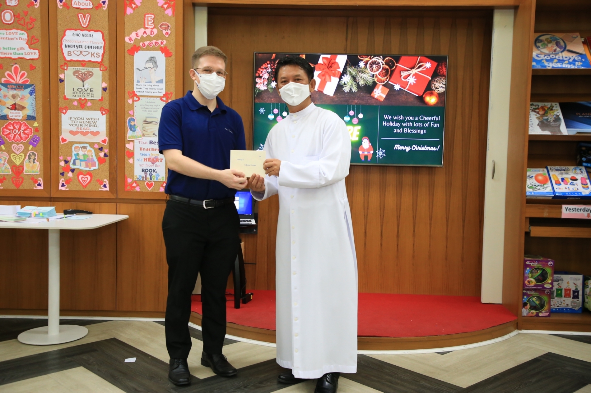 LINE_ALBUM_Merry Christmas foreign teachers_๒๑๑๒๒๕_50