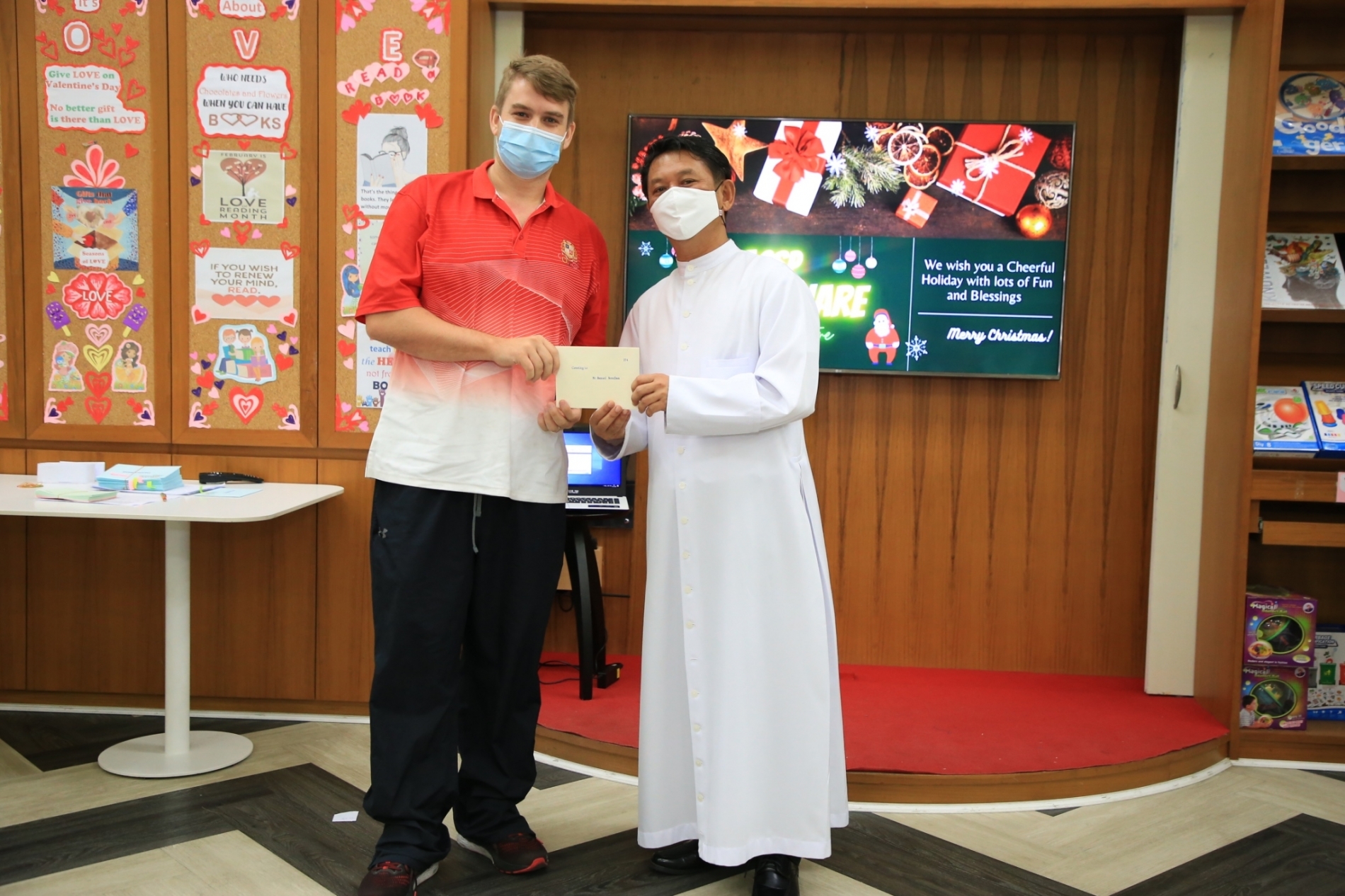 LINE_ALBUM_Merry Christmas foreign teachers_๒๑๑๒๒๕_51