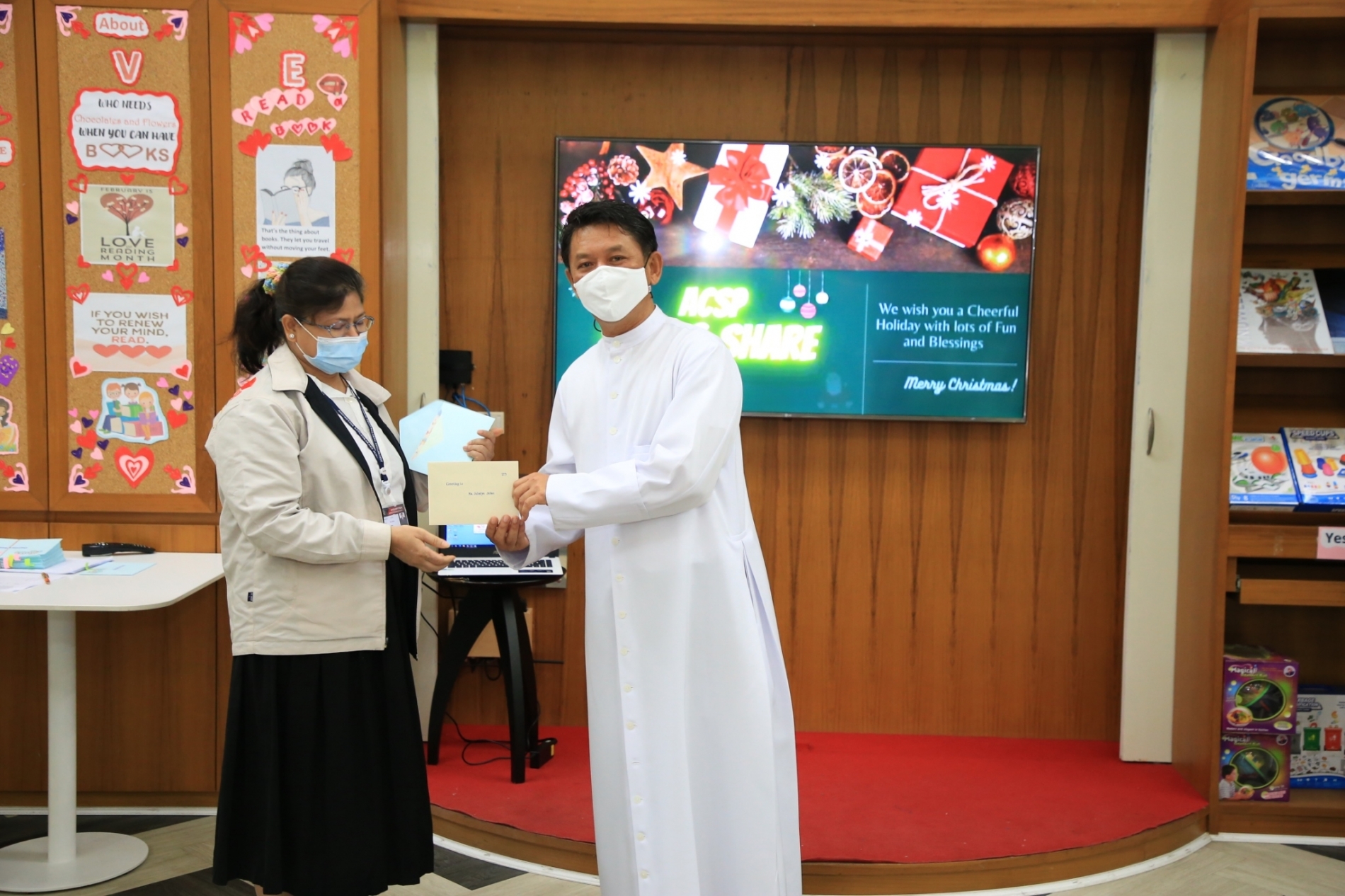 LINE_ALBUM_Merry Christmas foreign teachers_๒๑๑๒๒๕_52