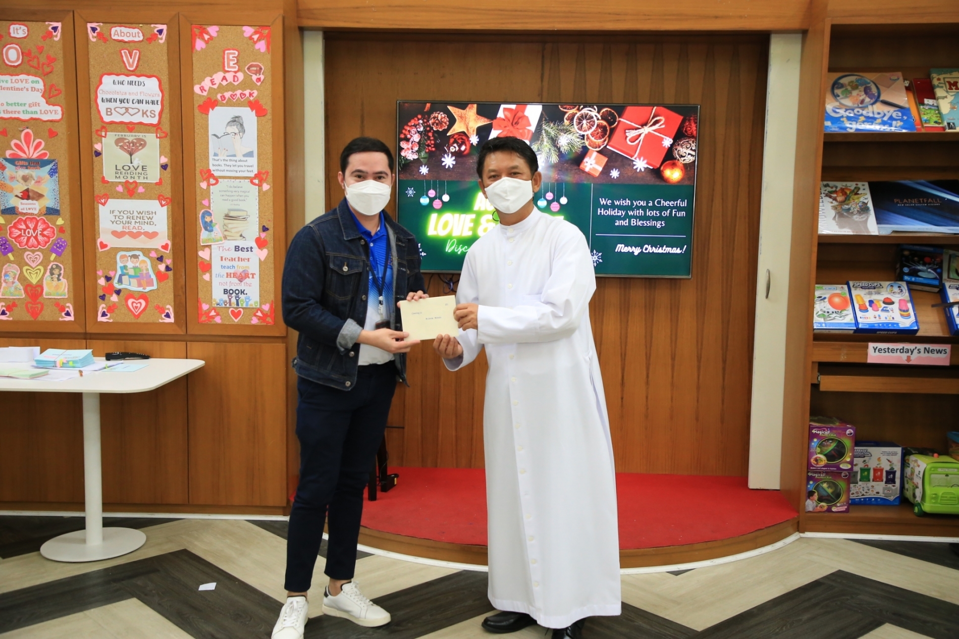 LINE_ALBUM_Merry Christmas foreign teachers_๒๑๑๒๒๕_54