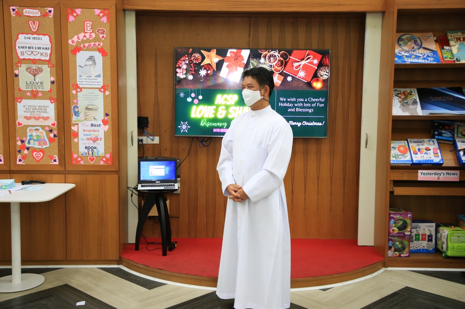 LINE_ALBUM_Merry Christmas foreign teachers_๒๑๑๒๒๕_55