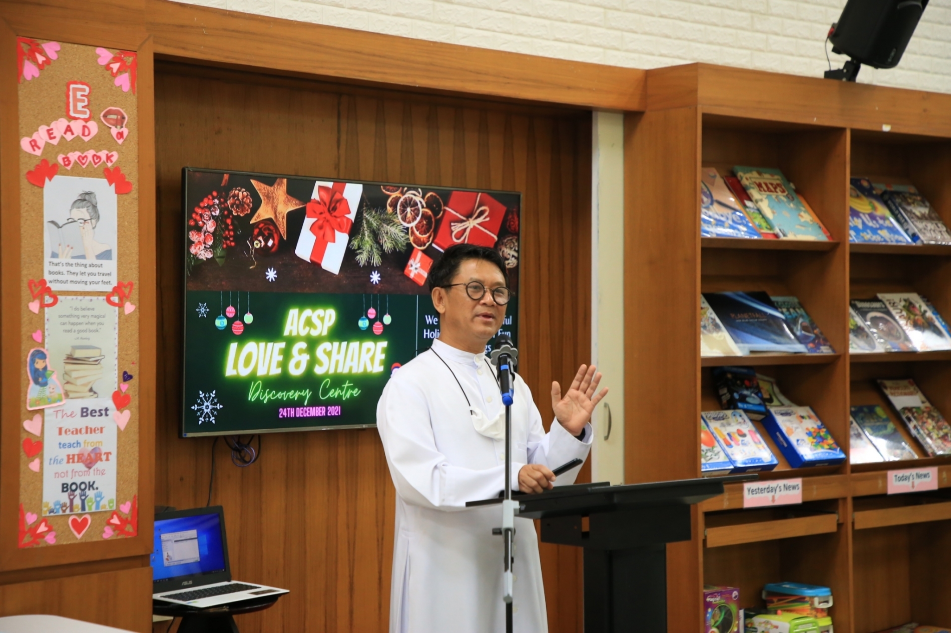 LINE_ALBUM_Merry Christmas foreign teachers_๒๑๑๒๒๕_61