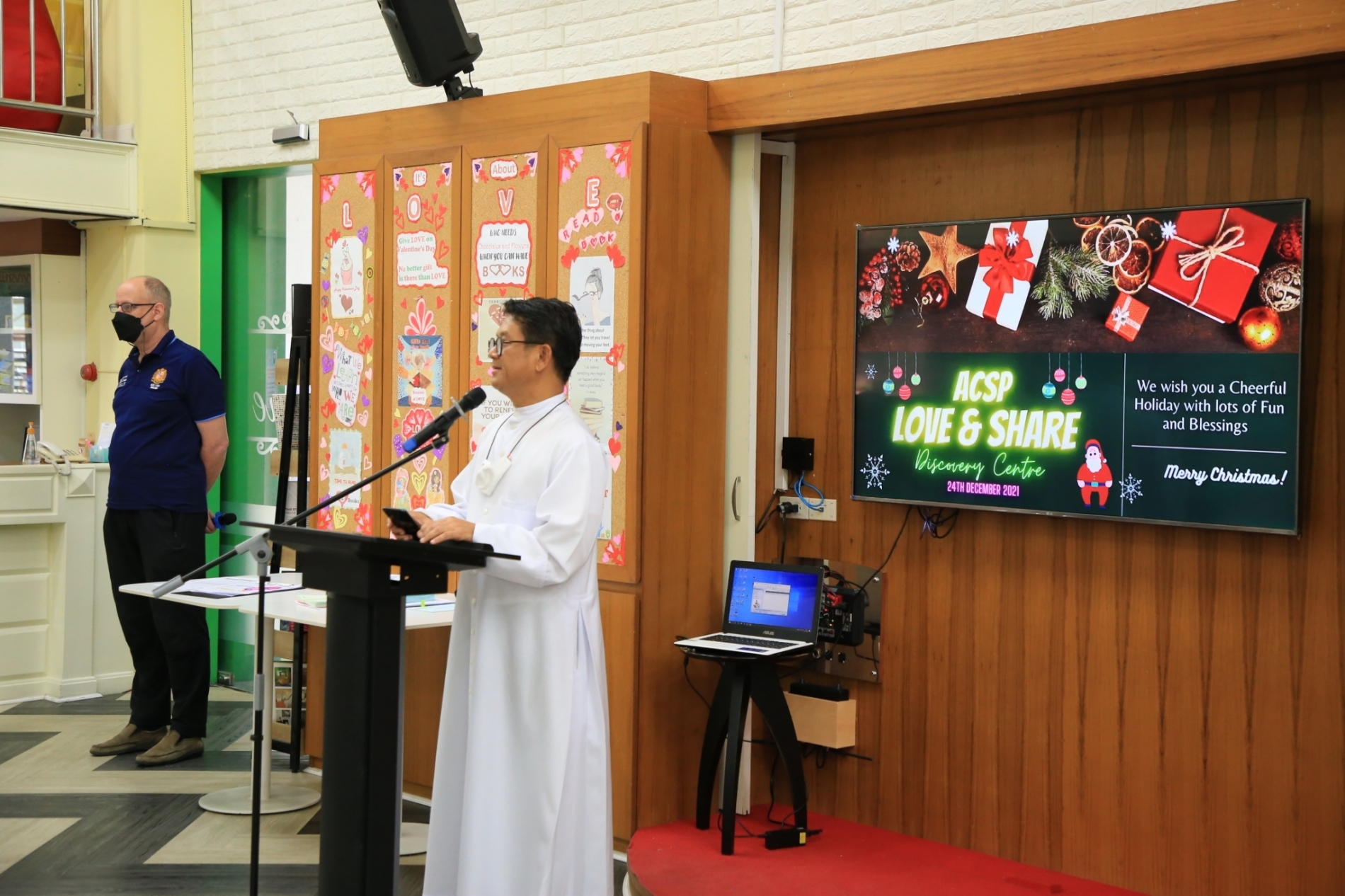 LINE_ALBUM_Merry Christmas foreign teachers_๒๑๑๒๒๕_69
