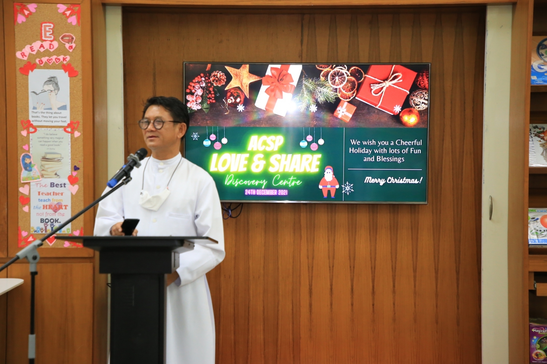 LINE_ALBUM_Merry Christmas foreign teachers_๒๑๑๒๒๕_70