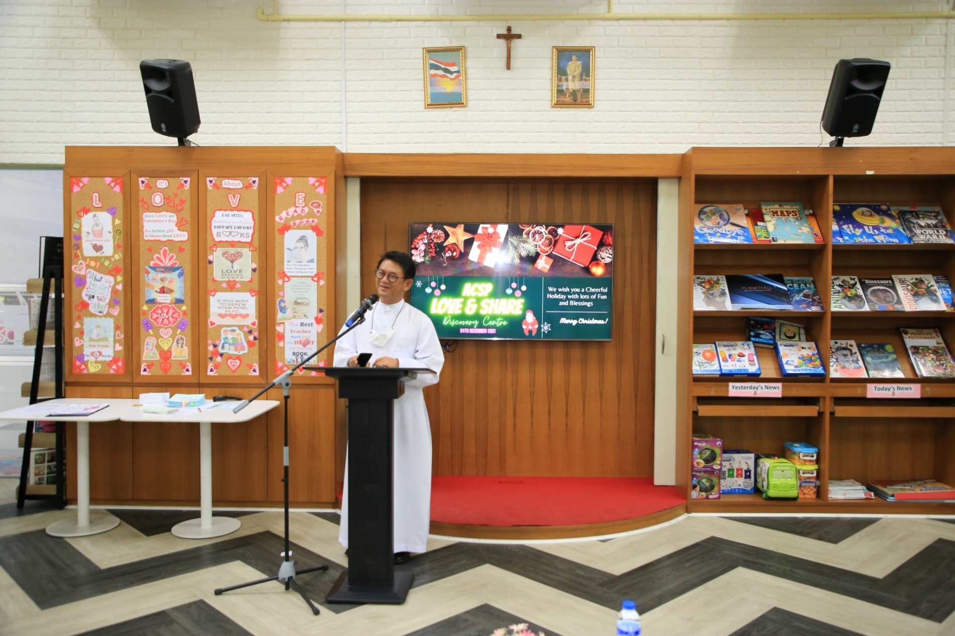 LINE_ALBUM_Merry Christmas foreign teachers_๒๑๑๒๒๕_71