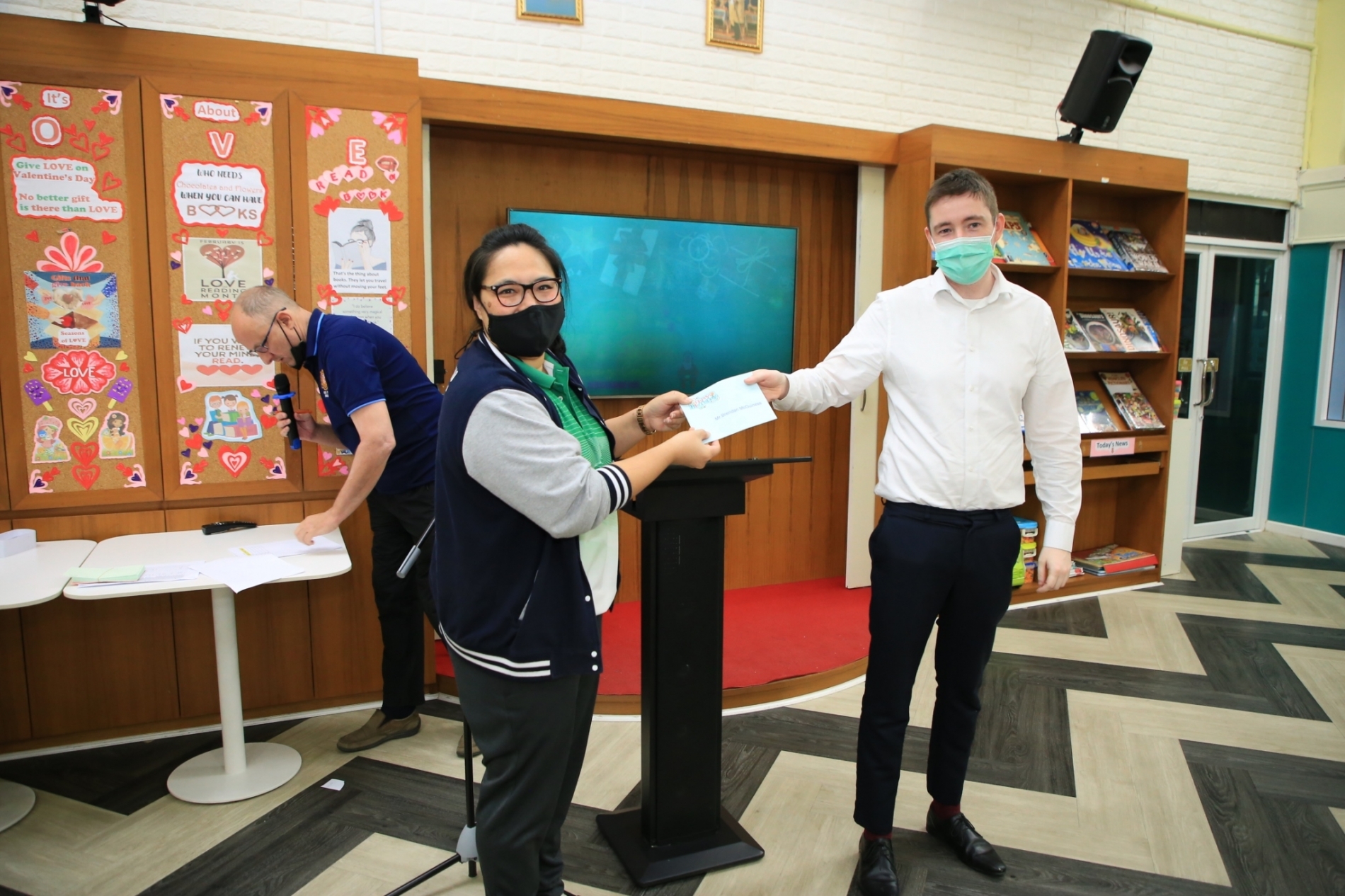 LINE_ALBUM_Merry Christmas foreign teachers_๒๑๑๒๒๕_83