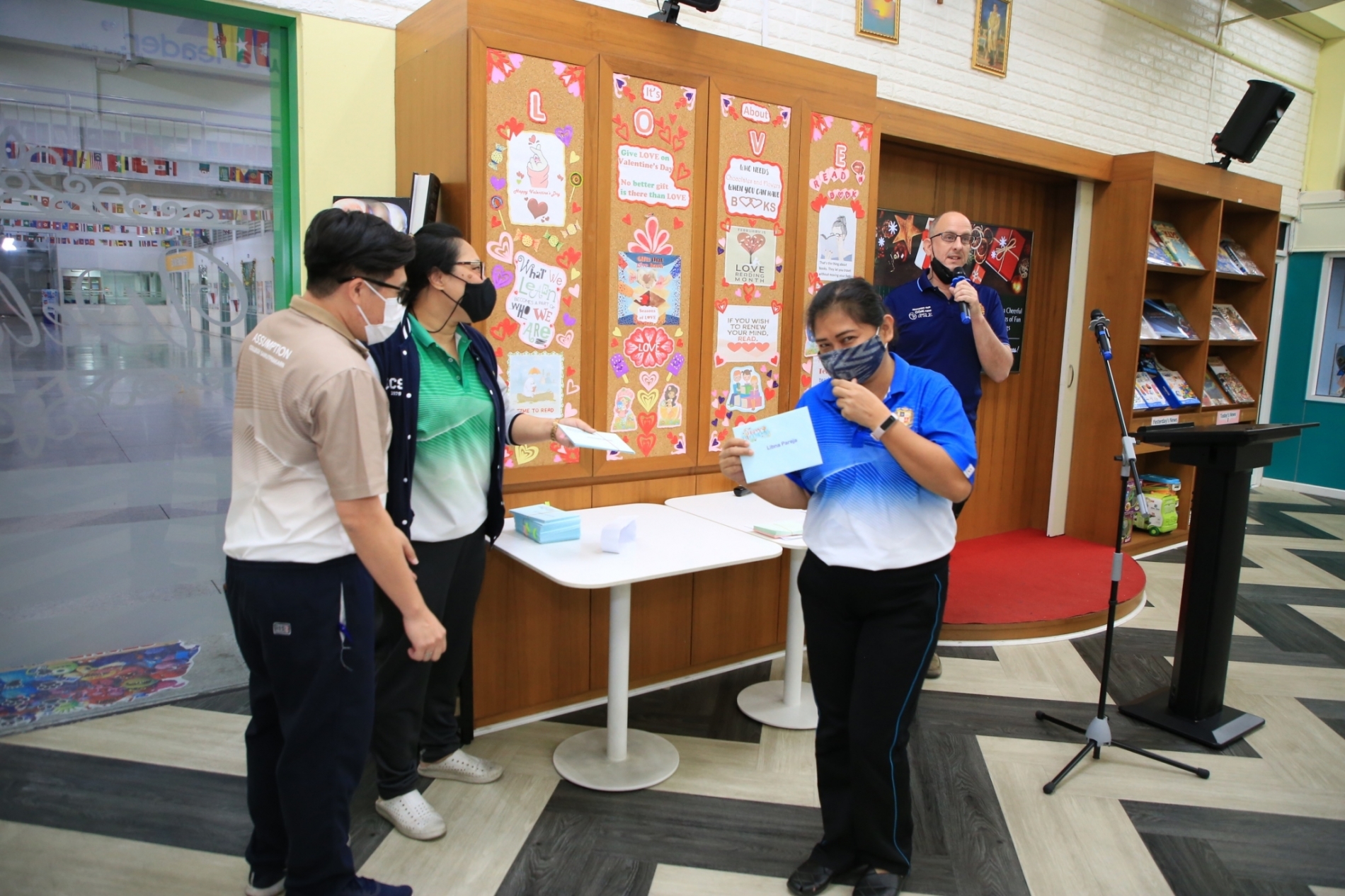 LINE_ALBUM_Merry Christmas foreign teachers_๒๑๑๒๒๕_86