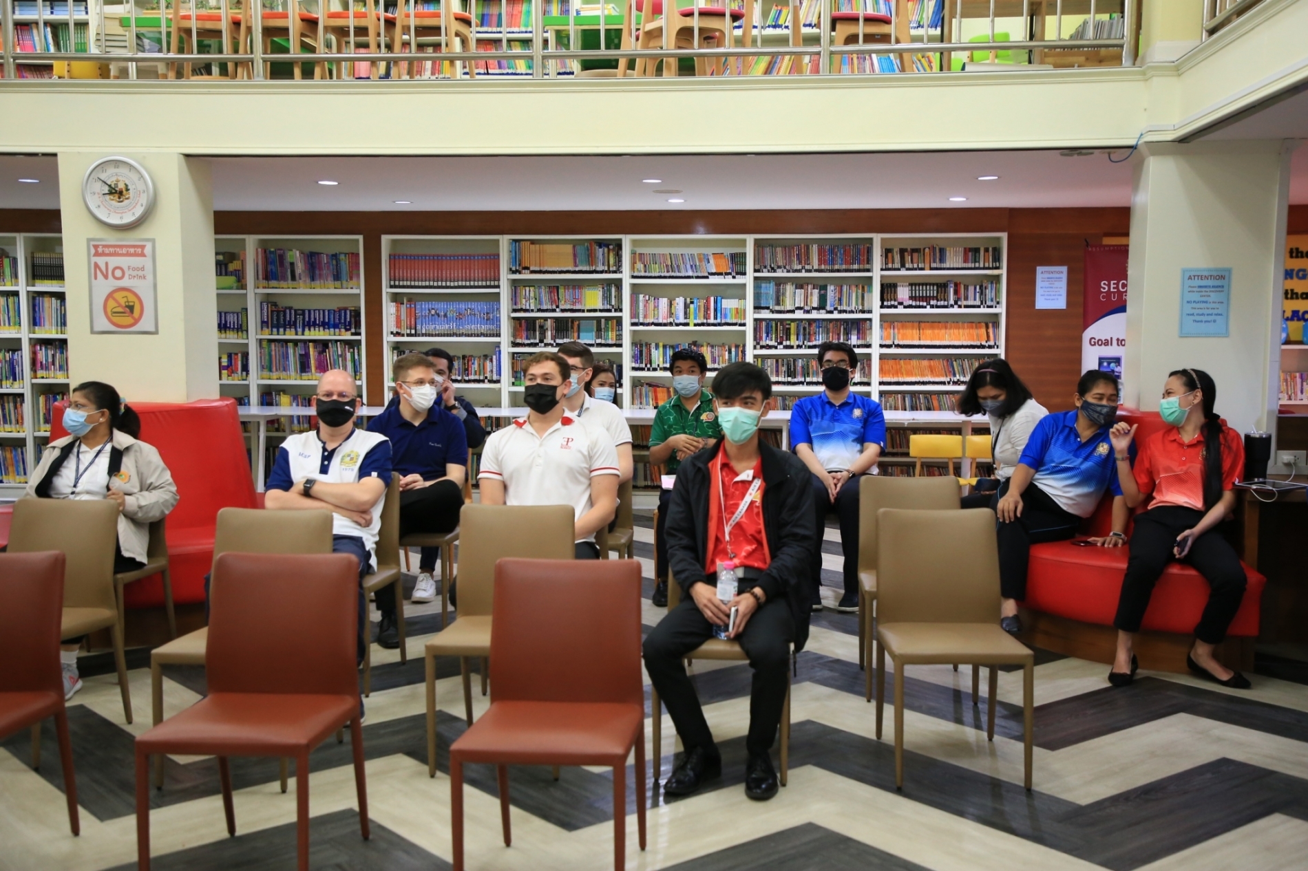 LINE_ALBUM_Merry Christmas foreign teachers_๒๑๑๒๒๕_94