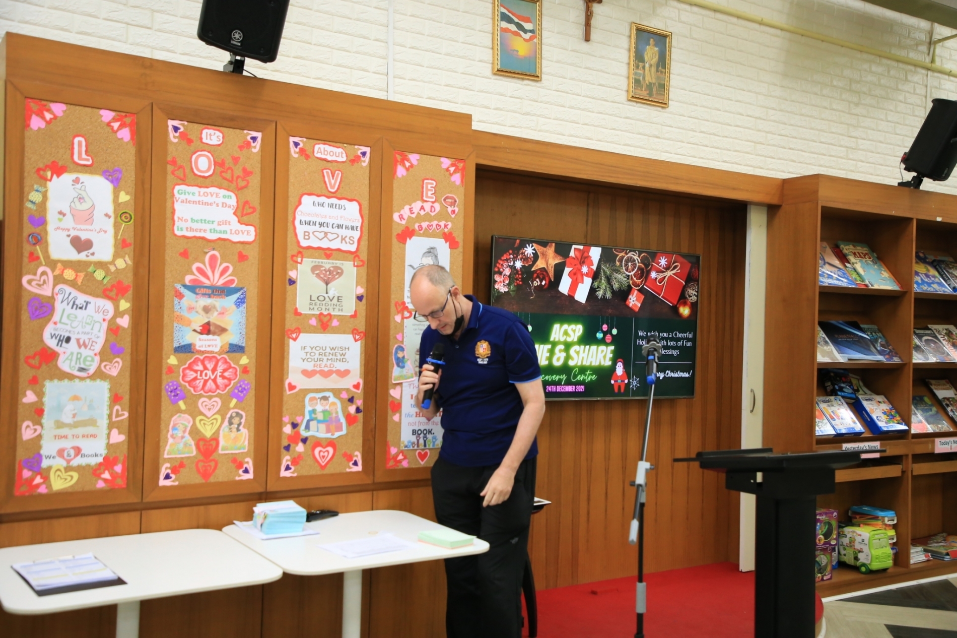 LINE_ALBUM_Merry Christmas foreign teachers_๒๑๑๒๒๕_96
