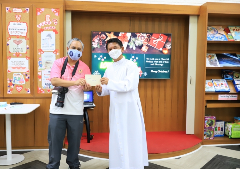 LINE_ALBUM_Merry Christmas foreign teachers_๒๑๑๒๒๕_0