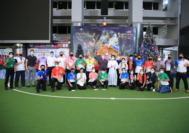 LINE_ALBUM_Merry Christmas foreign teachers_๒๑๑๒๒๕_13