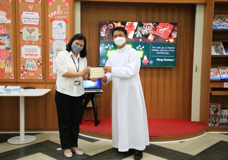 LINE_ALBUM_Merry Christmas foreign teachers_๒๑๑๒๒๕_22