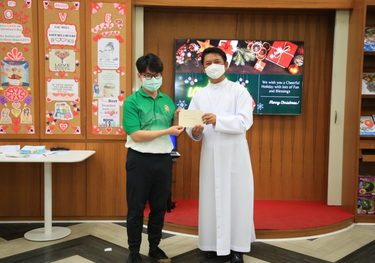 LINE_ALBUM_Merry Christmas foreign teachers_๒๑๑๒๒๕_23