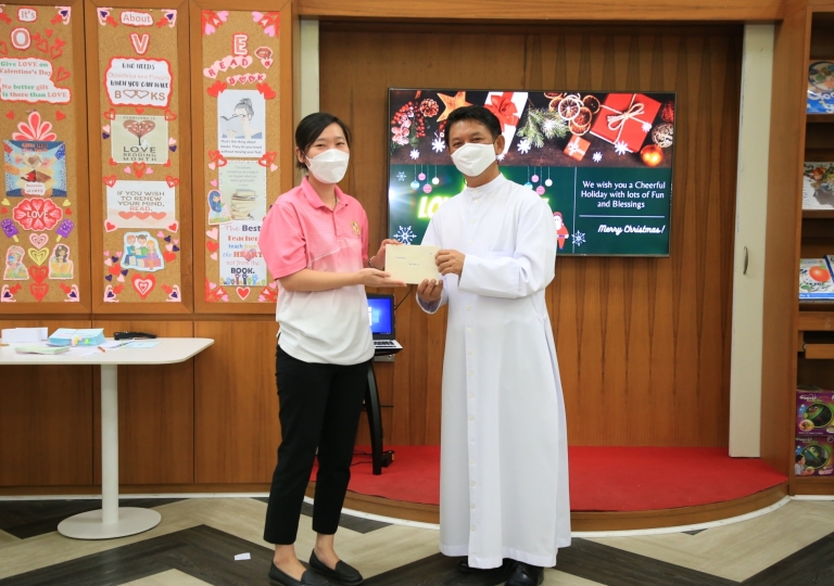 LINE_ALBUM_Merry Christmas foreign teachers_๒๑๑๒๒๕_24