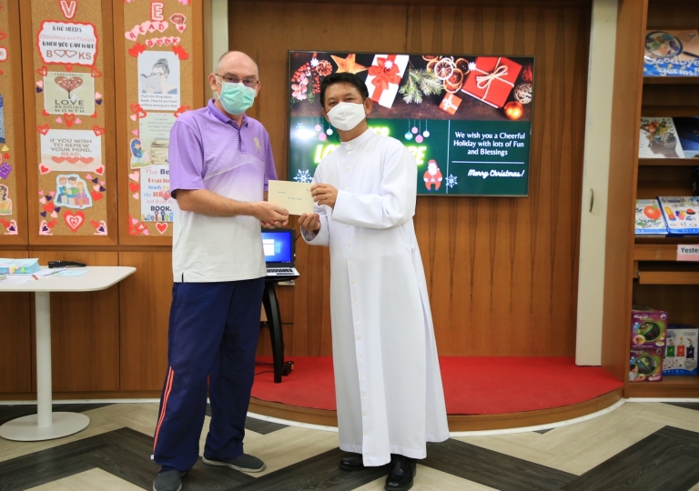 LINE_ALBUM_Merry Christmas foreign teachers_๒๑๑๒๒๕_26