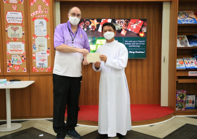 LINE_ALBUM_Merry Christmas foreign teachers_๒๑๑๒๒๕_28