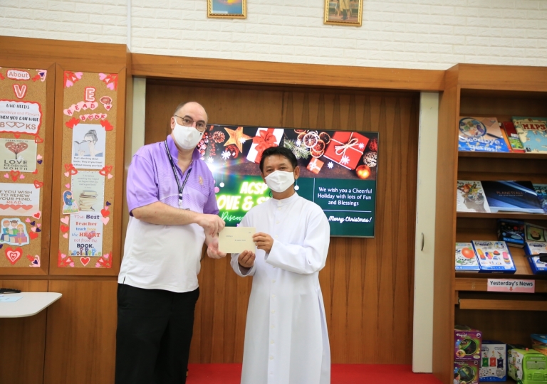 LINE_ALBUM_Merry Christmas foreign teachers_๒๑๑๒๒๕_29