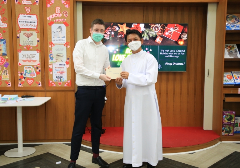 LINE_ALBUM_Merry Christmas foreign teachers_๒๑๑๒๒๕_30