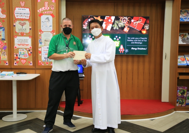 LINE_ALBUM_Merry Christmas foreign teachers_๒๑๑๒๒๕_31