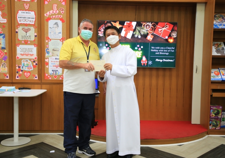 LINE_ALBUM_Merry Christmas foreign teachers_๒๑๑๒๒๕_32
