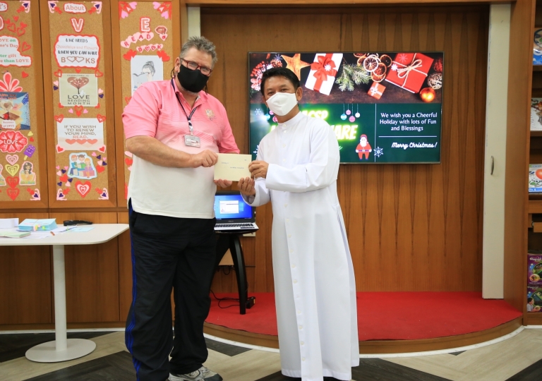 LINE_ALBUM_Merry Christmas foreign teachers_๒๑๑๒๒๕_33