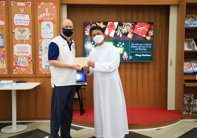 LINE_ALBUM_Merry Christmas foreign teachers_๒๑๑๒๒๕_36