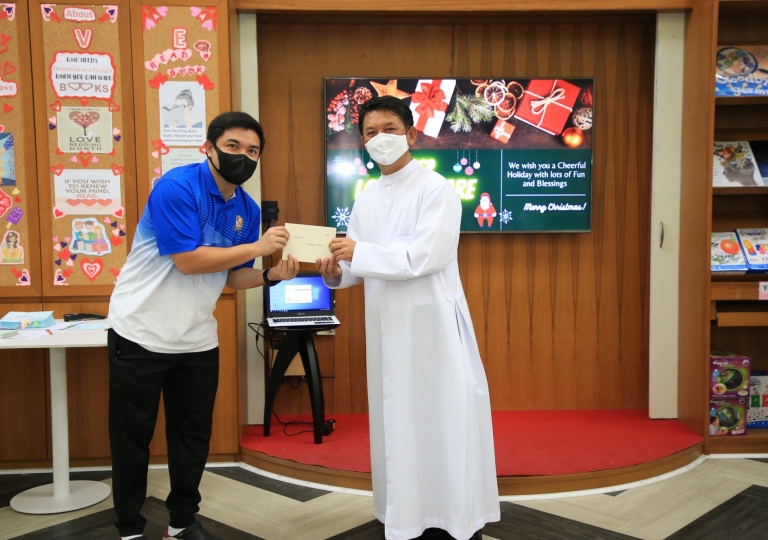 LINE_ALBUM_Merry Christmas foreign teachers_๒๑๑๒๒๕_37