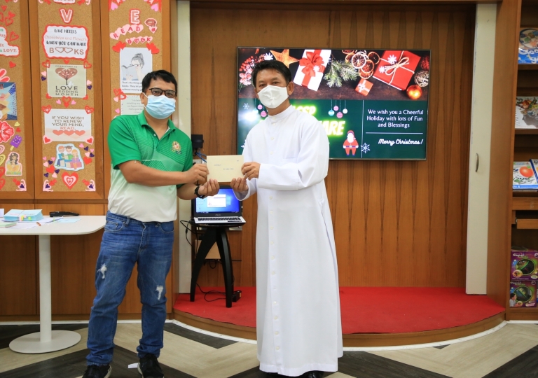 LINE_ALBUM_Merry Christmas foreign teachers_๒๑๑๒๒๕_38