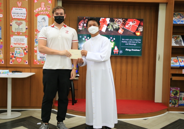 LINE_ALBUM_Merry Christmas foreign teachers_๒๑๑๒๒๕_39