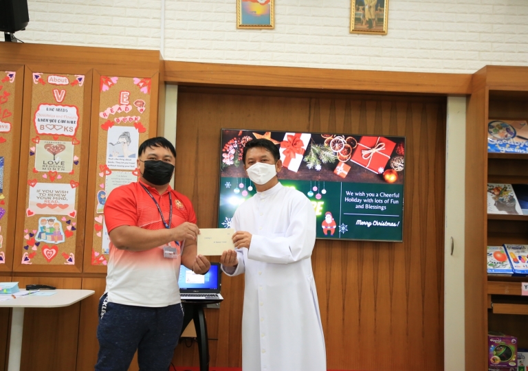 LINE_ALBUM_Merry Christmas foreign teachers_๒๑๑๒๒๕_40