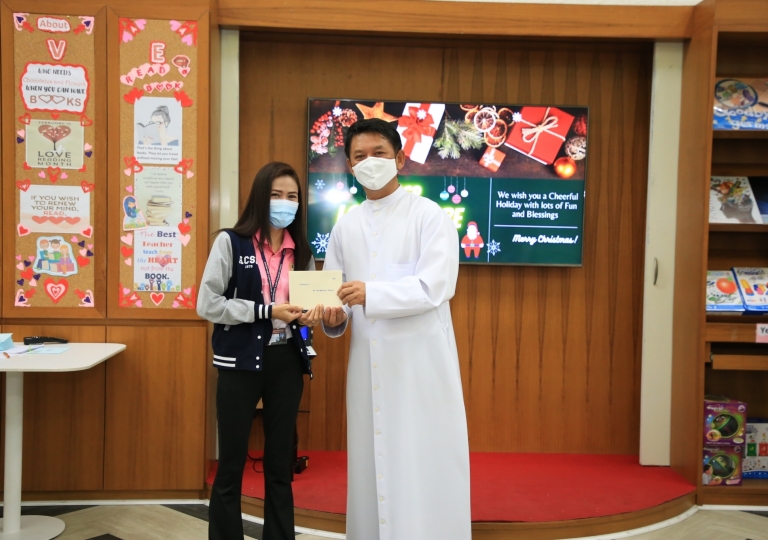 LINE_ALBUM_Merry Christmas foreign teachers_๒๑๑๒๒๕_46