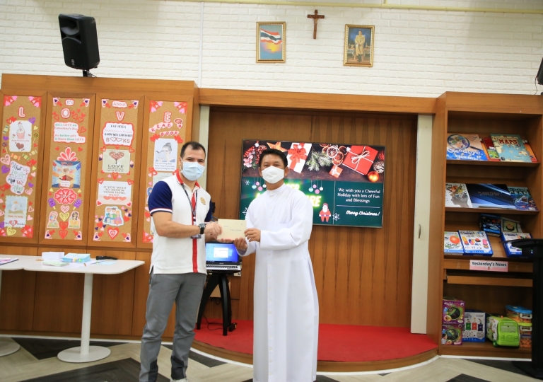 LINE_ALBUM_Merry Christmas foreign teachers_๒๑๑๒๒๕_48