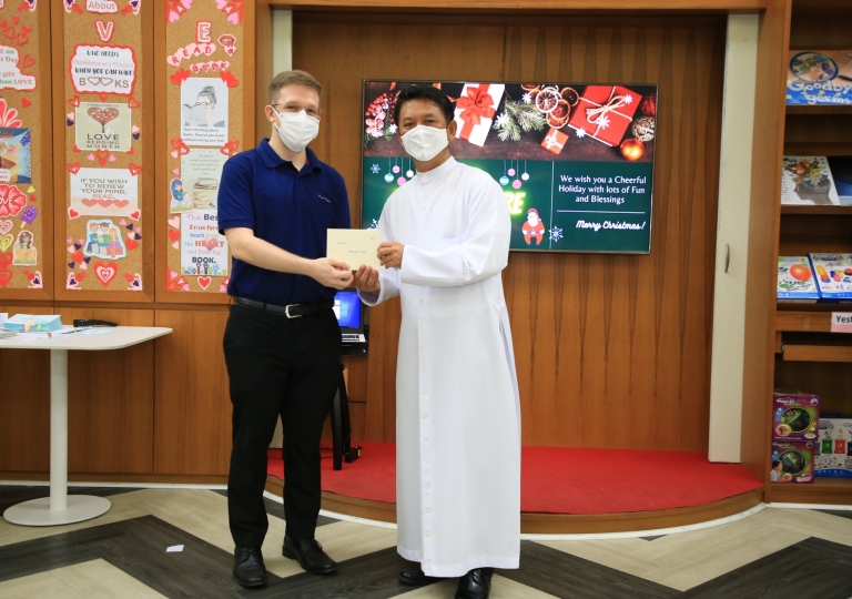 LINE_ALBUM_Merry Christmas foreign teachers_๒๑๑๒๒๕_50